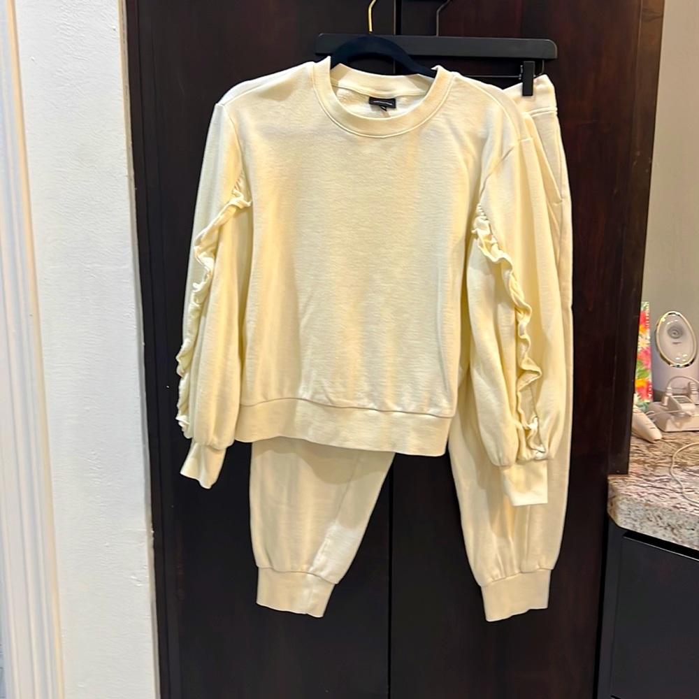 Who What Wear sweat shirt and sweat pant set, sold together